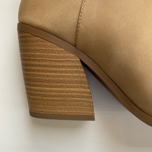 Bonnie Soda Tan Faux Suede Ankle Booties NIB - Picture 7 of 7